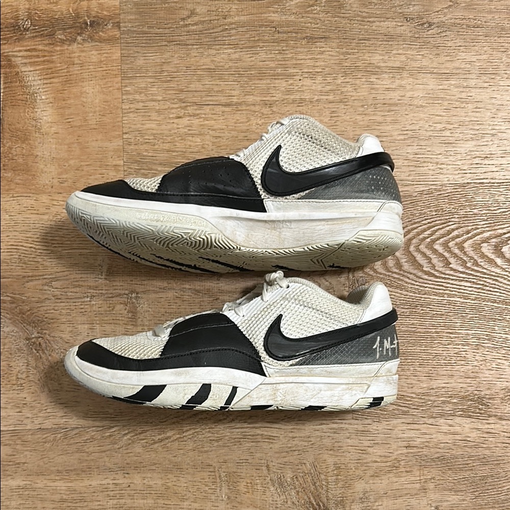 Nike Men's Black and White Sneakers